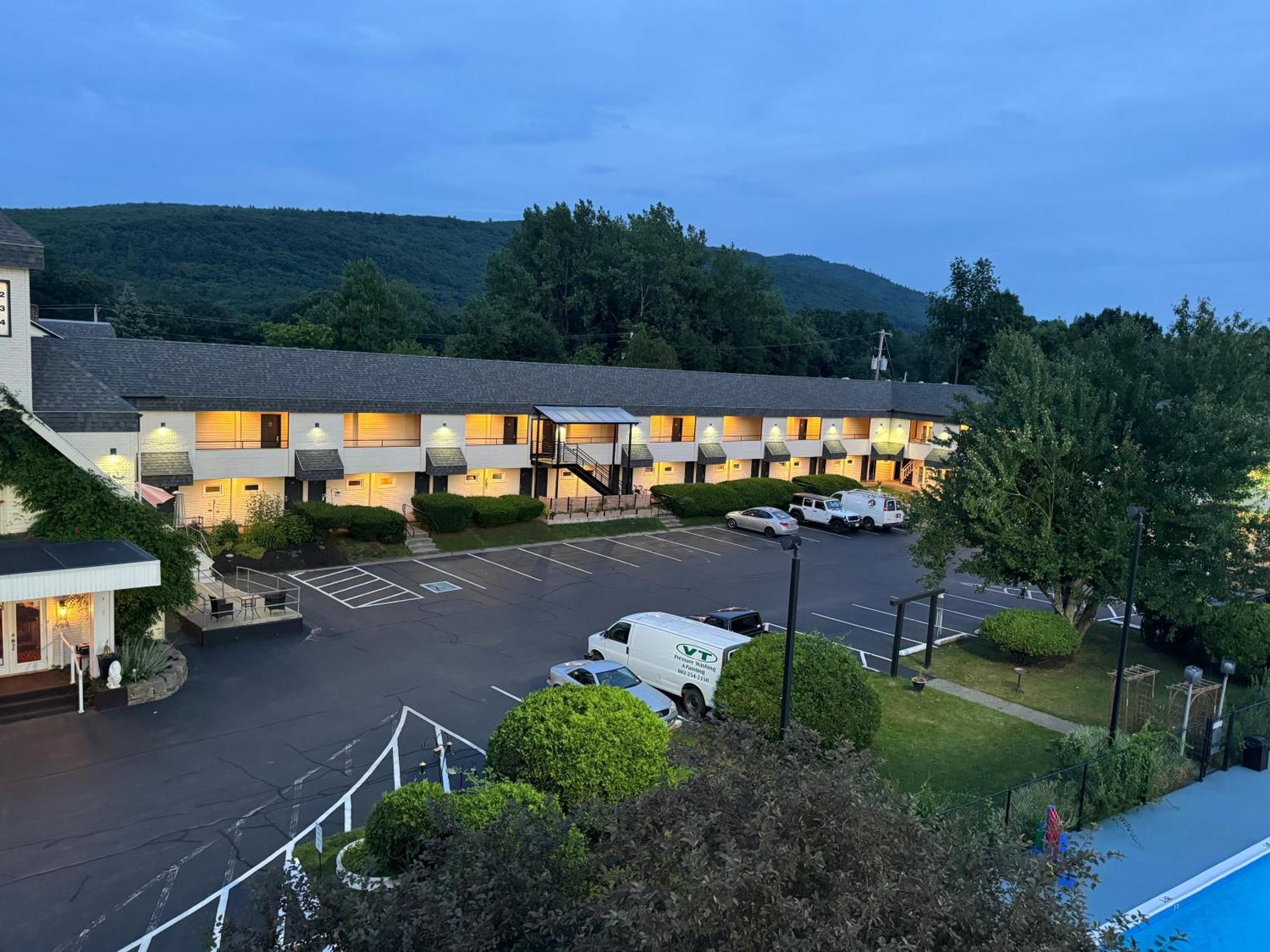 The Black Mountain Inn Brattleboro Eksteriør billede