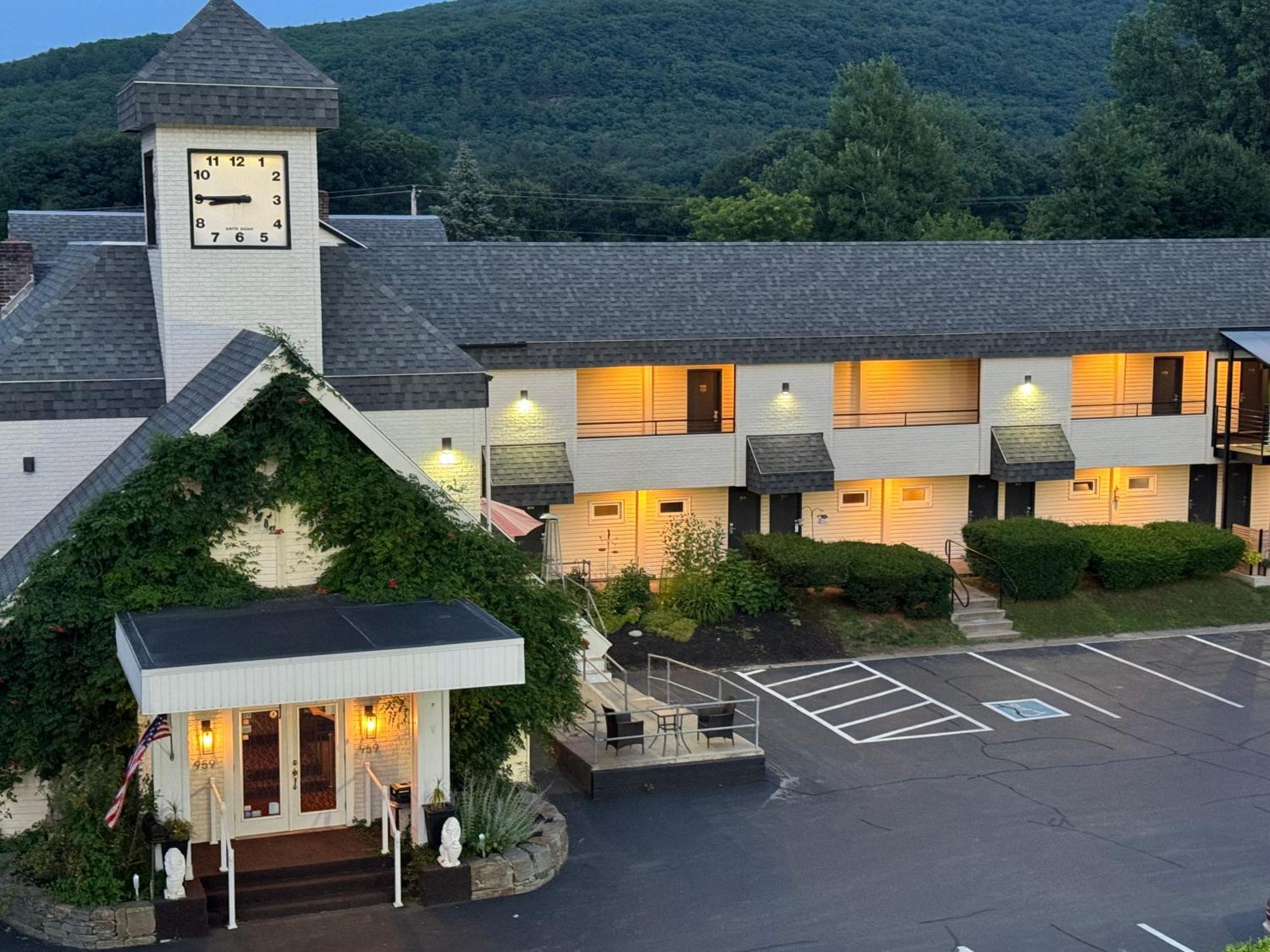 The Black Mountain Inn Brattleboro Eksteriør billede